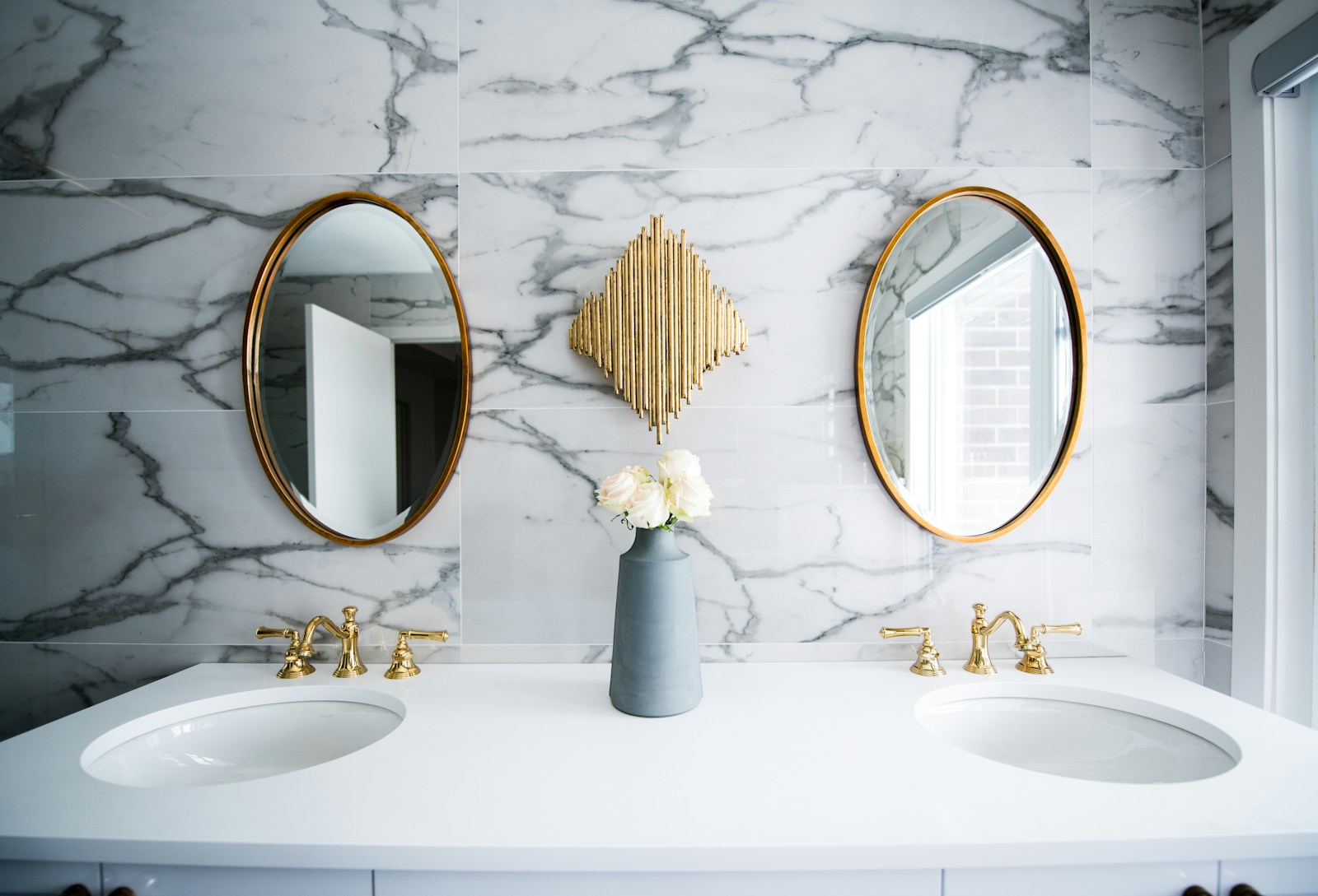 2 miroirs ovales sur le mur d'une salle de bain